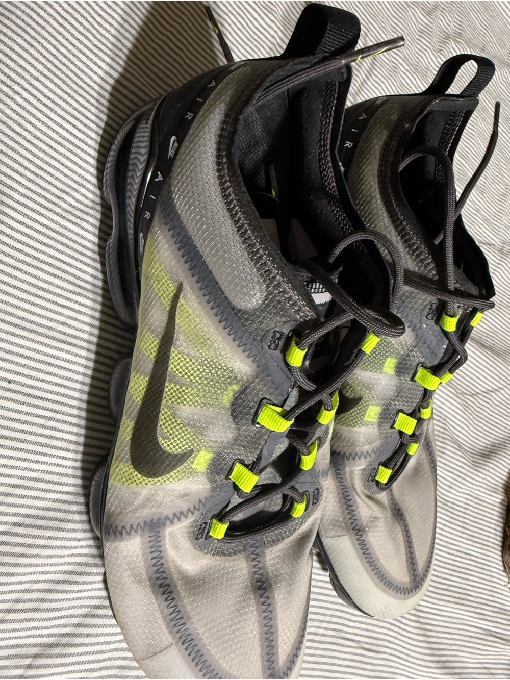 Nike Men's Black and Volt Athletic Running Shoes